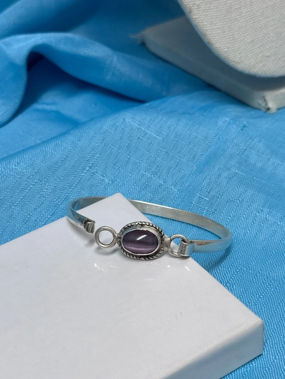 Vintage .925 bangle bracelet. Central bezel-set oval pink/purple Cats Eye Gem